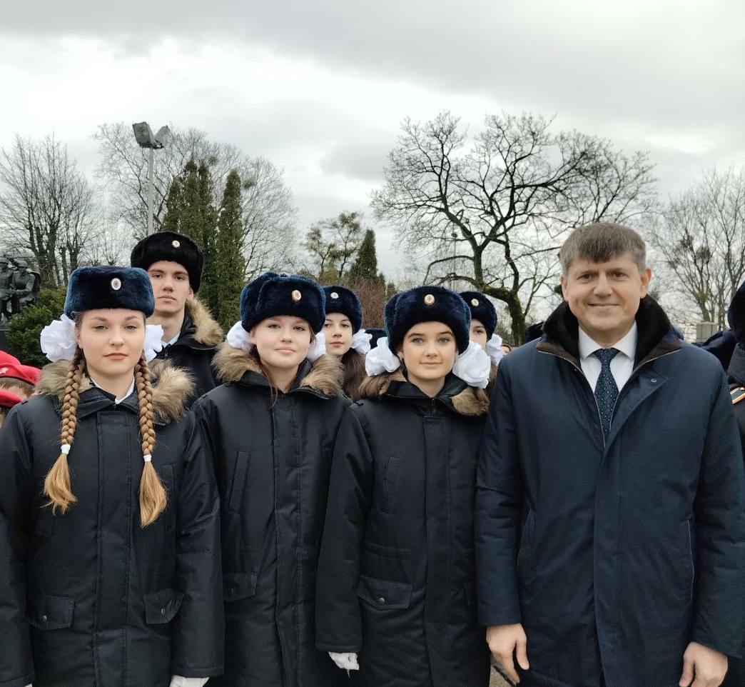 Церемония возложения венков и цветов к мемориалу 1200 воинам-гвардейцам.