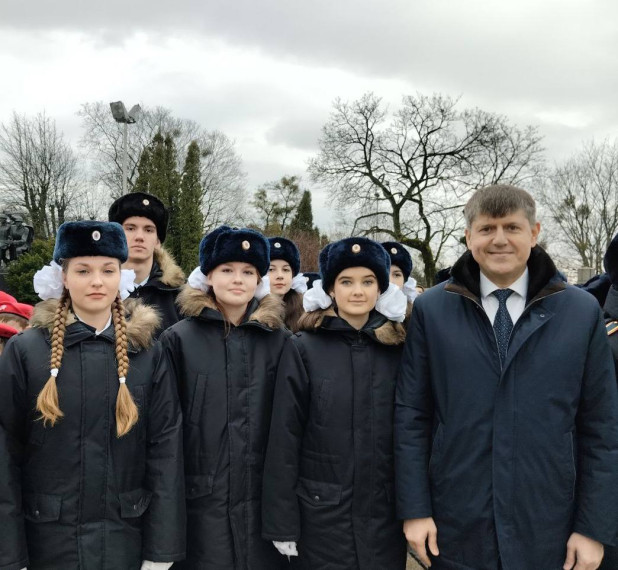 Церемония возложения венков и цветов к мемориалу 1200 воинам-гвардейцам.